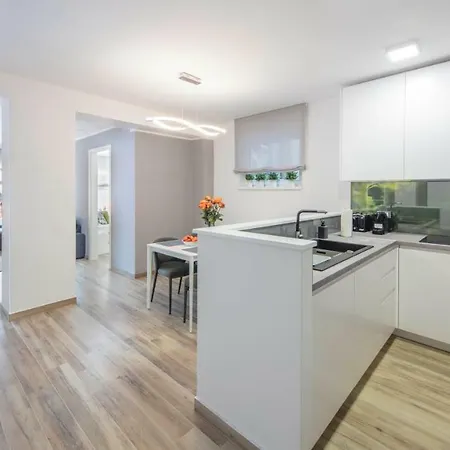 Apartment Dolac Design 8 *